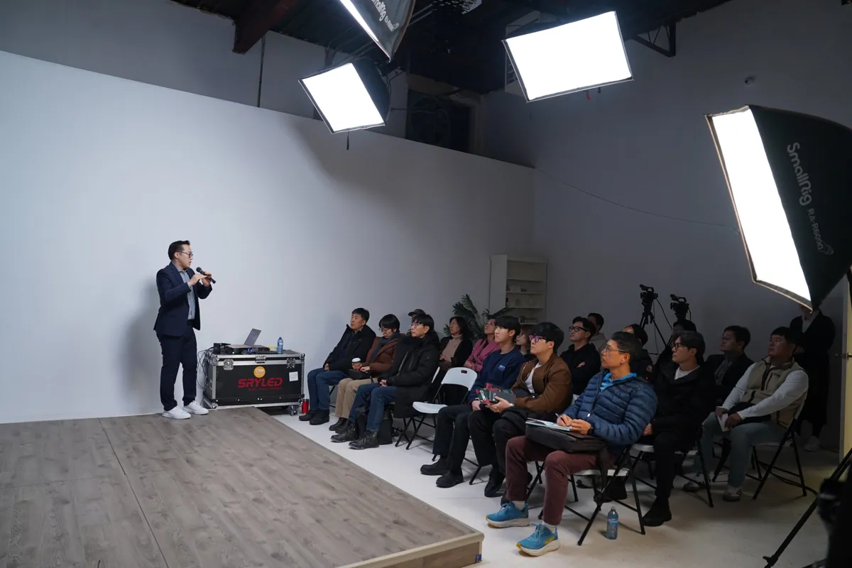 A full room listening to Jae Cho
